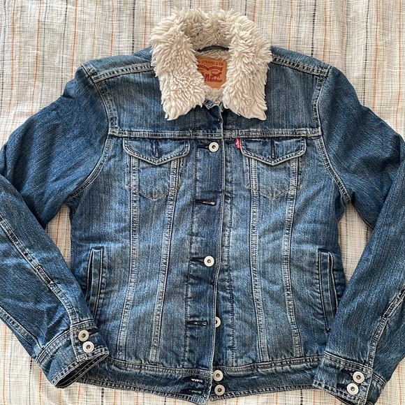 Levi's Jackets & Blazers - Levi’s Original Sherpa Trucker Jacket - women’s M